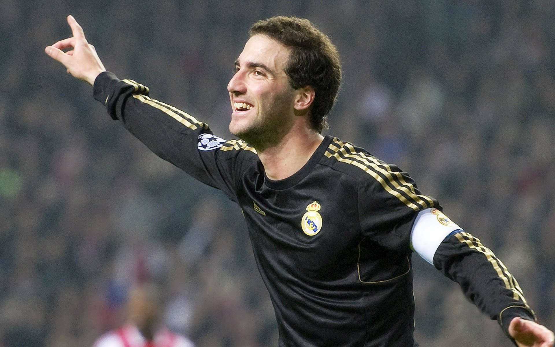 广州队勇夺胜利,球队掀起势不可挡风潮!,广州队球员表现