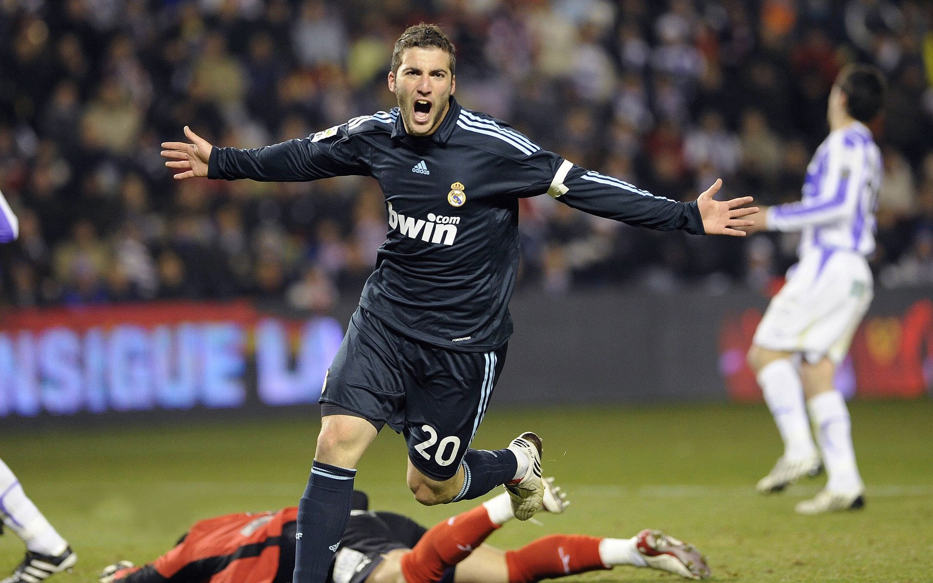 开云官方-森林狼力克雄鹿，总决赛中爱德华兹双手暴扣点燃全场，森林狼爱德华兹身高臂展